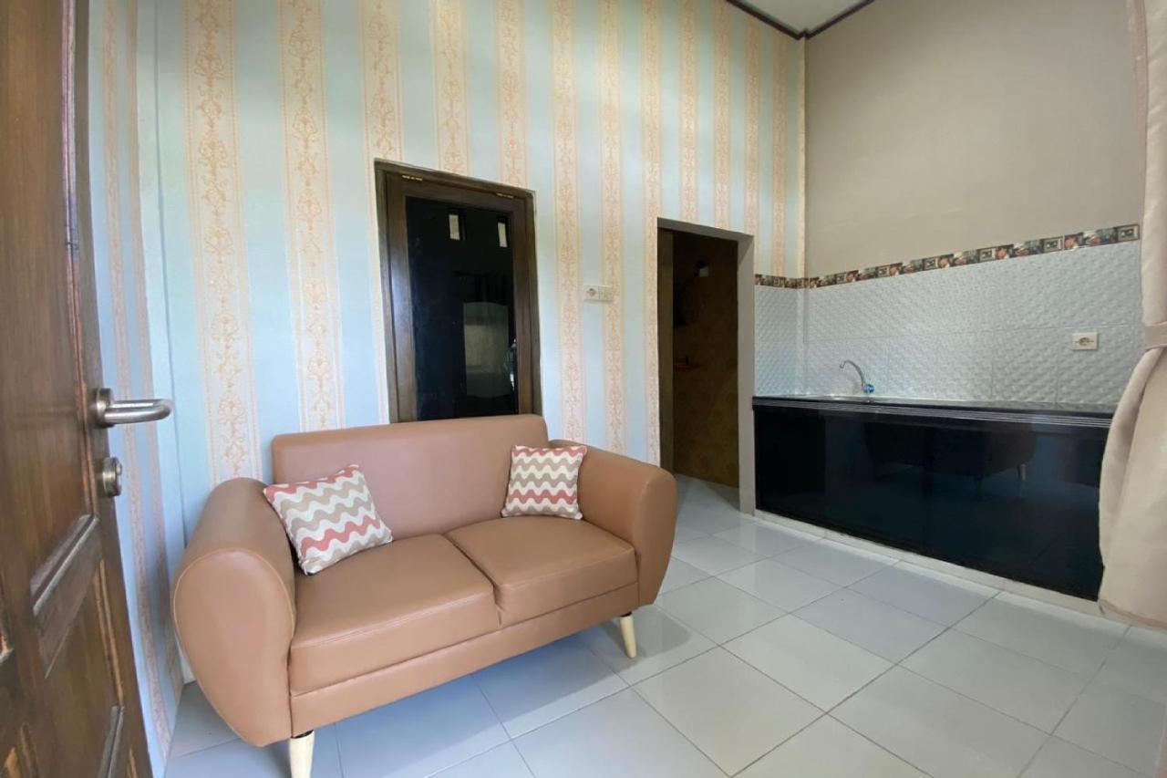 Hotel Reddoorz Near Train Station Mojokerto